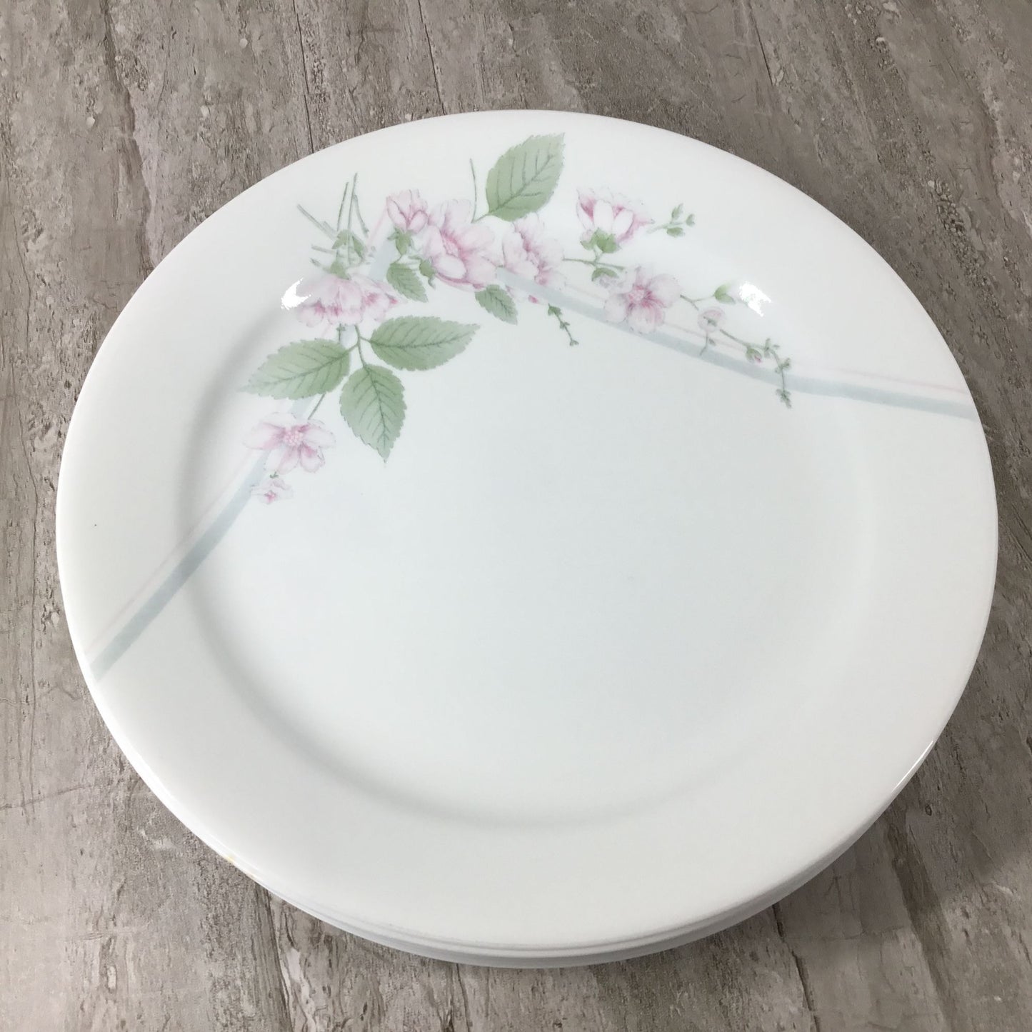 Correlle Veranda White plate with floral design on a wooden surface 