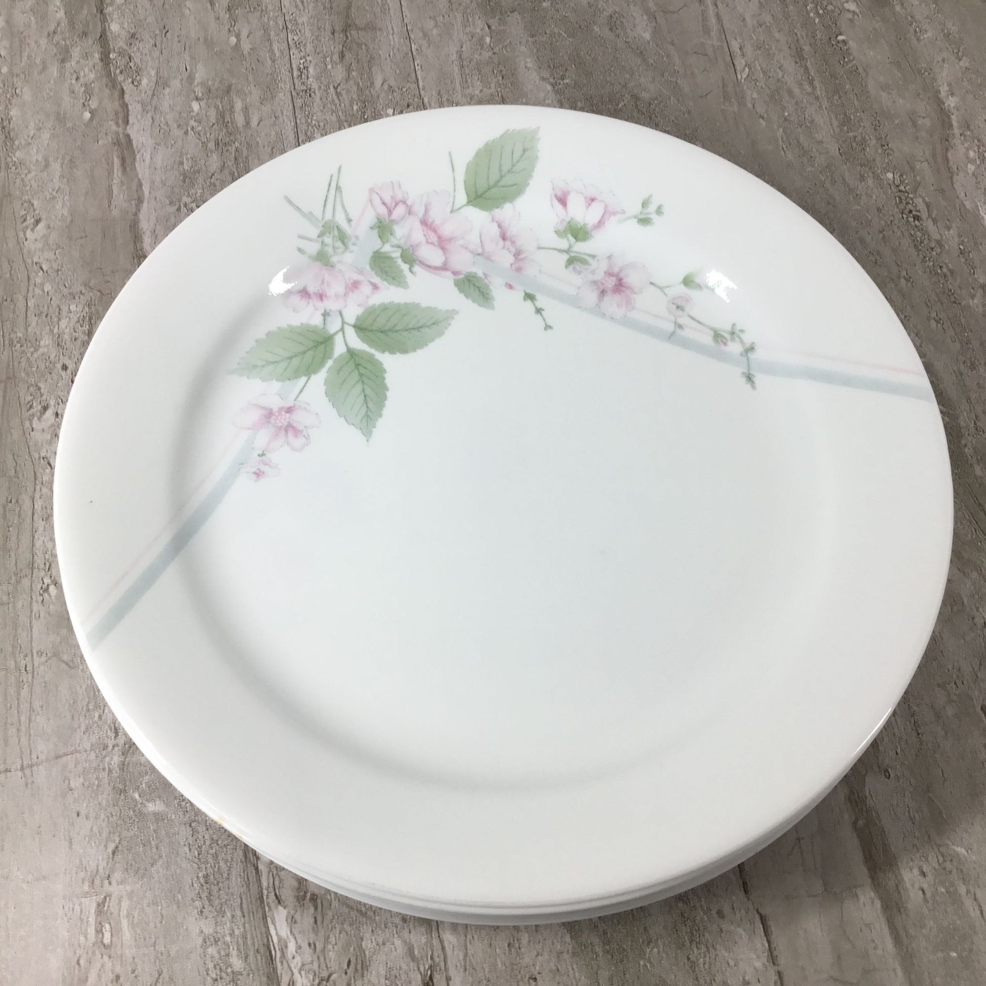 Correlle Veranda White plate with floral design on a wooden surface 