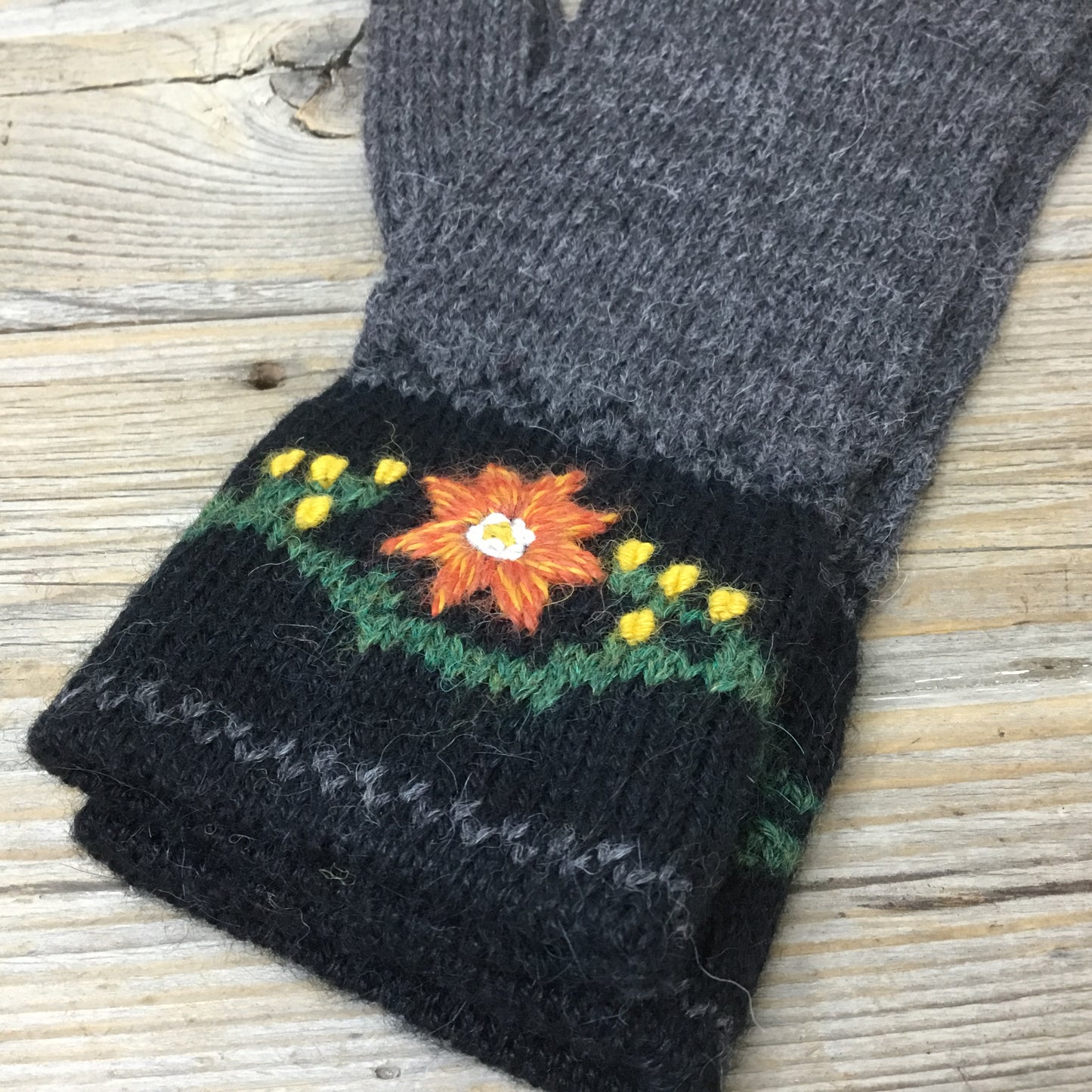 Alpaca Embroidered Leaf Gloves