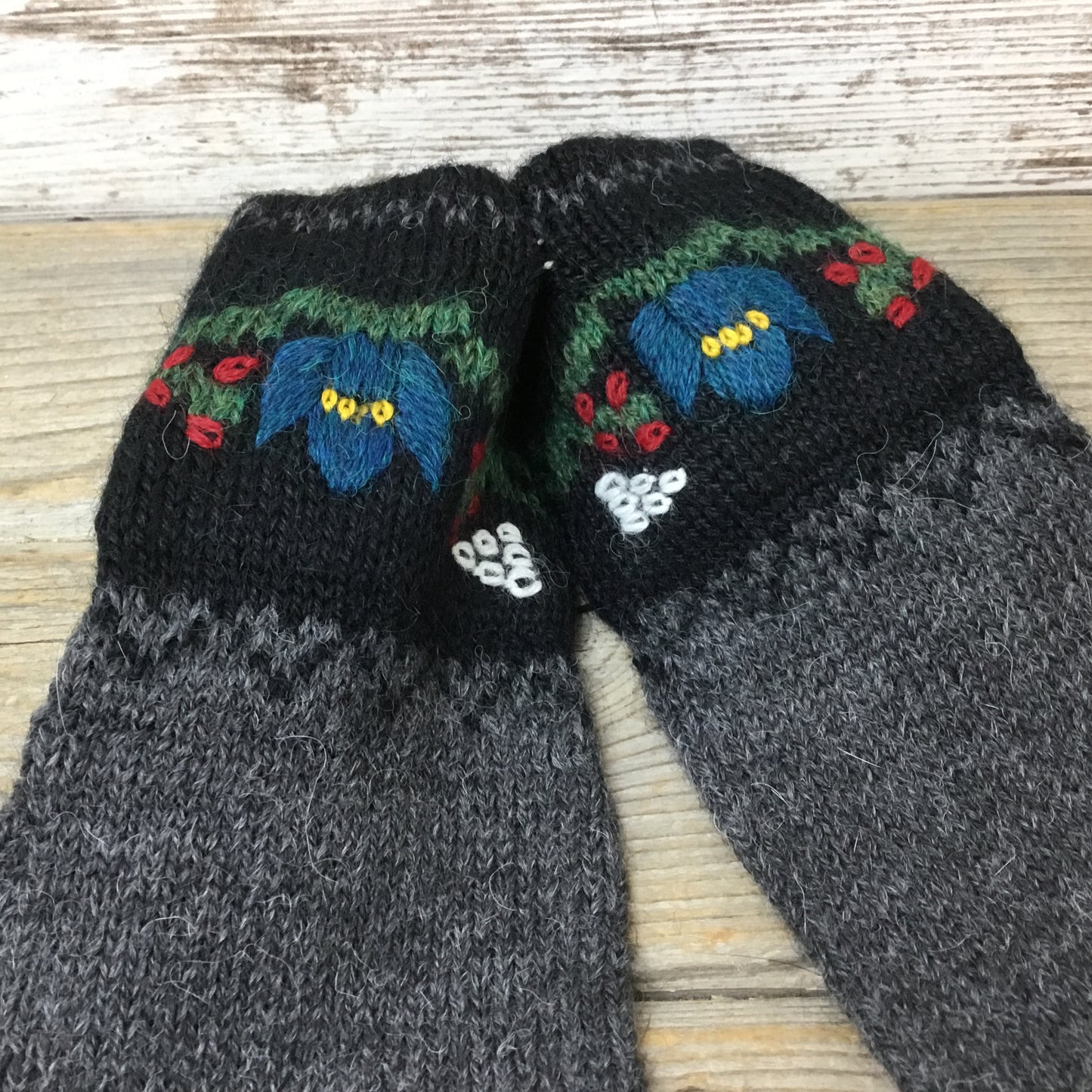 Alpaca Embroidered Leaf Gloves